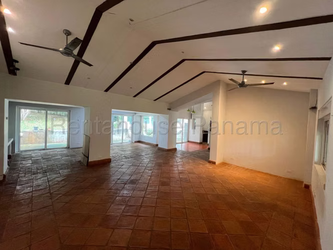 Venta de Confortable y Amplia Casa en Albrook 26*4157Mfk