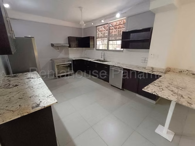 Casa Familiar en Venta en Clayton 26*6424Mfk
