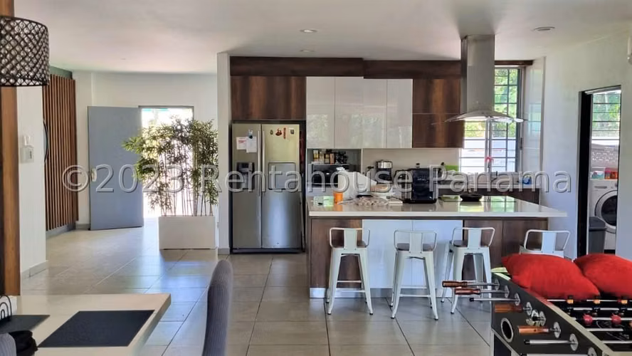 Venta de Hermosa y Amplia Casa en Ancon 25*8748Mfk