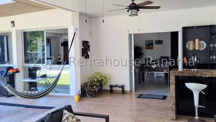 Venta de Hermosa y Amplia Casa en Ancon 25*8748Mfk