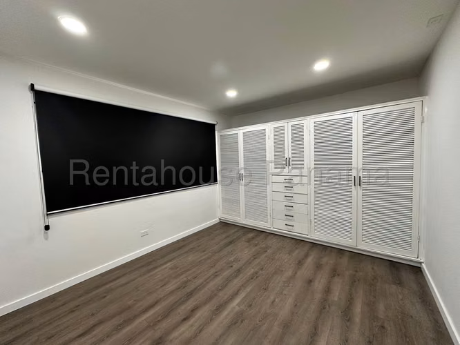 Venta de casa con 548m2 en San Francisco 26-4569SR