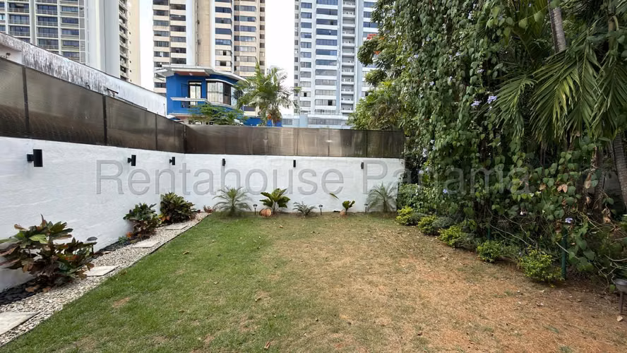 Venta de Casa con 640m2 en Bella Vista 26-6287SR