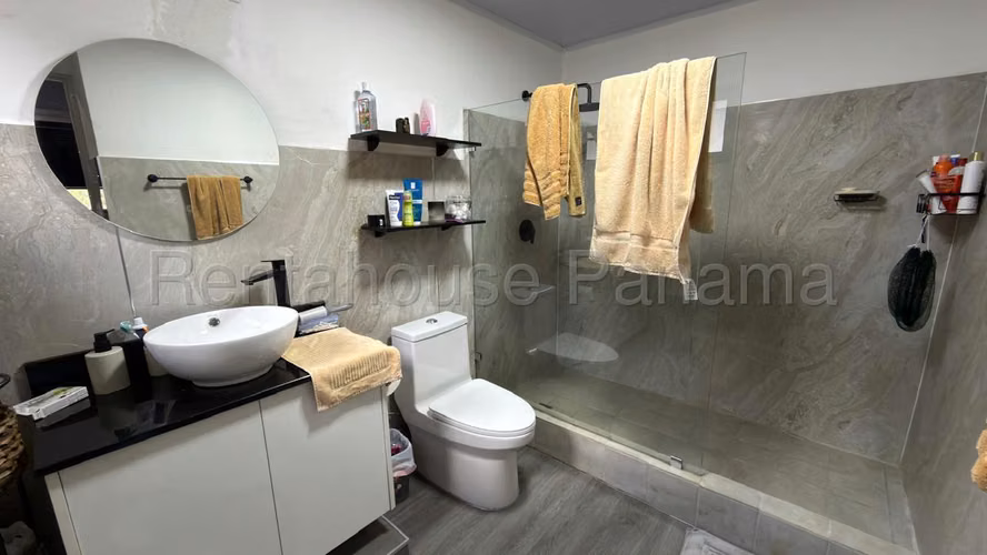 Venta de Casa con 640m2 en Bella Vista 26-6287SR