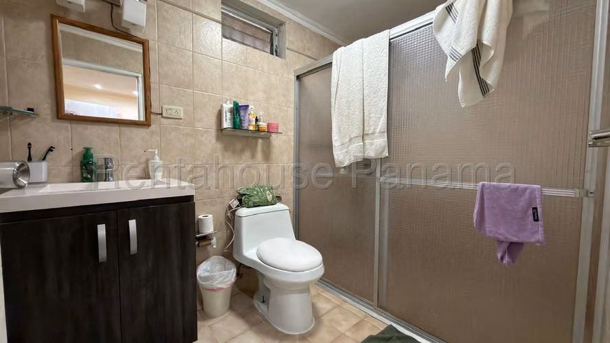 Venta de Casa con 640m2 en Bella Vista 26-6287SR