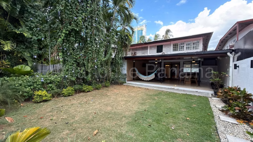 Venta de Casa con 640m2 en Bella Vista 26-6287SR