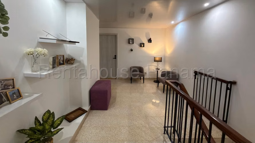 Venta de Casa con 640m2 en Bella Vista 26-6287SR
