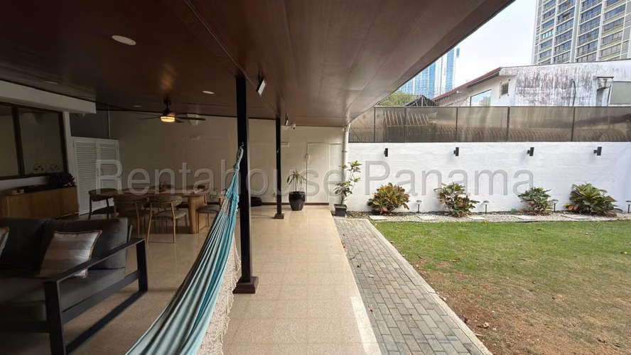 Venta de Casa con 640m2 en Bella Vista 26-6287SR