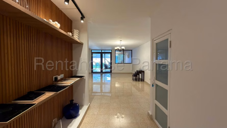 Venta de Casa con 640m2 en Bella Vista 26-6287SR