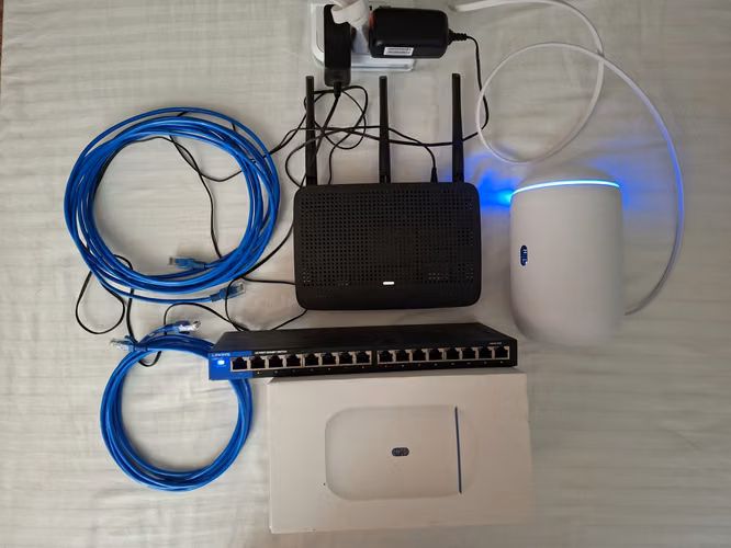 (Todo) 2 Router Linksys + 2 MultiSwitch16 Linksys + 1 Router TP-LINK + 2 Cables Cat5e + 3 Cables Cat6e
