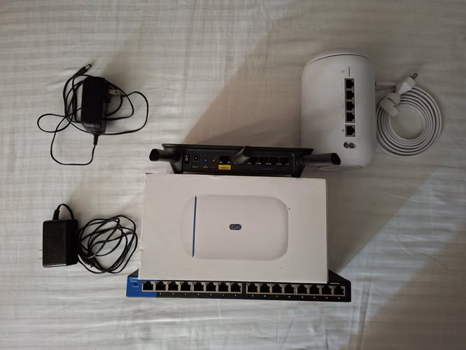 (Todo) 2 Router Linksys + 2 MultiSwitch16 Linksys + 1 Router TP-LINK + 2 Cables Cat5e + 3 Cables Cat6e