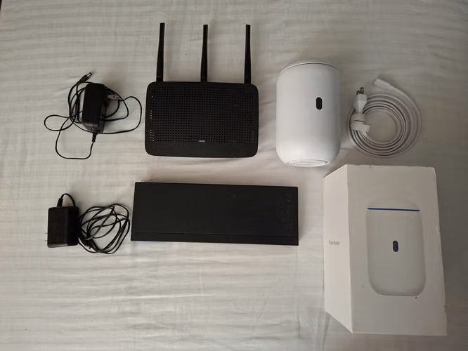 (Todo) 2 Router Linksys + 2 MultiSwitch16 Linksys + 1 Router TP-LINK + 2 Cables Cat5e + 3 Cables Cat6e