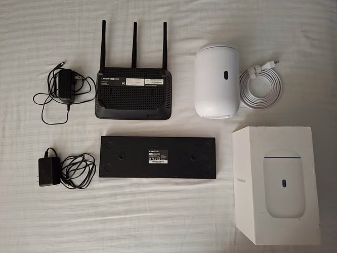 (Todo) 2 Router Linksys + 2 MultiSwitch16 Linksys + 1 Router TP-LINK + 2 Cables Cat5e + 3 Cables Cat6e