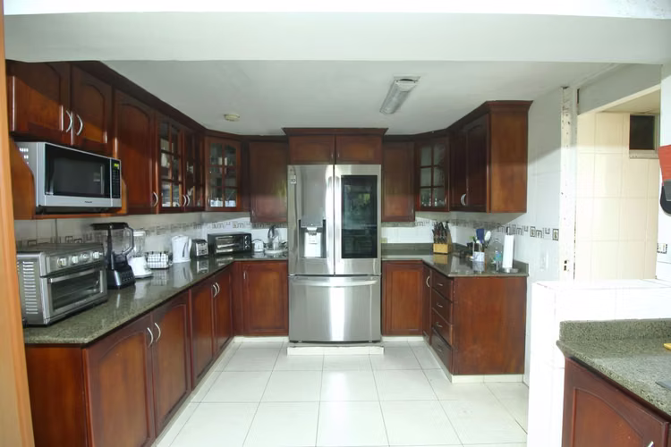VENTA RÁPIDA Casa Remodelada 550m² en Altos de Bethania 4 Rec + Den + Terraza | $350K Negociable