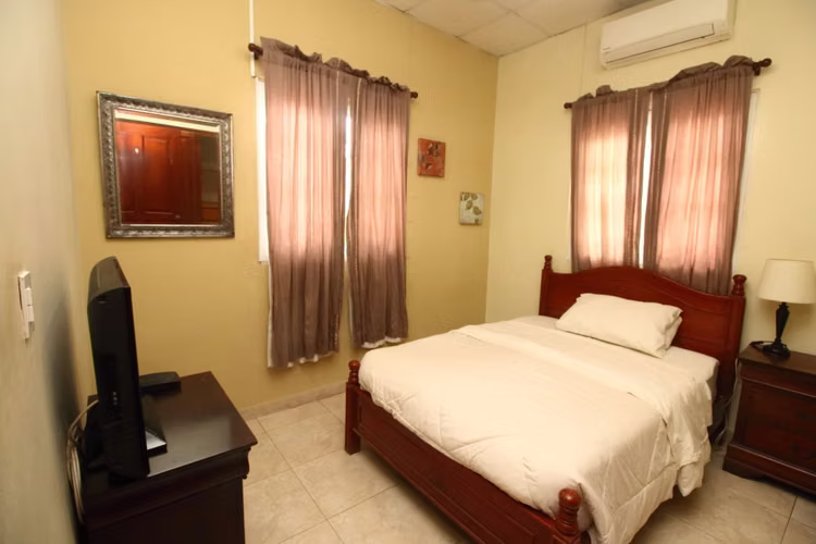 VENTA RÁPIDA Casa Remodelada 550m² en Altos de Bethania 4 Rec + Den + Terraza | $350K Negociable