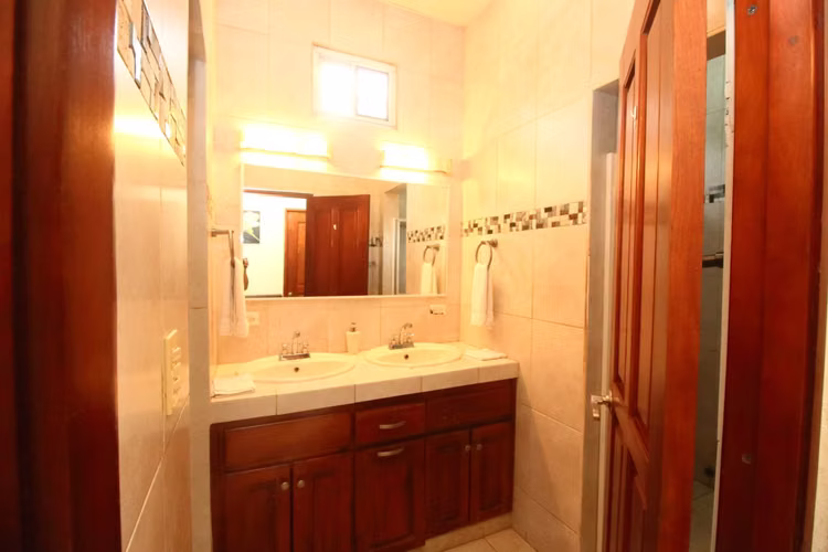 VENTA RÁPIDA Casa Remodelada 550m² en Altos de Bethania 4 Rec + Den + Terraza | $350K Negociable