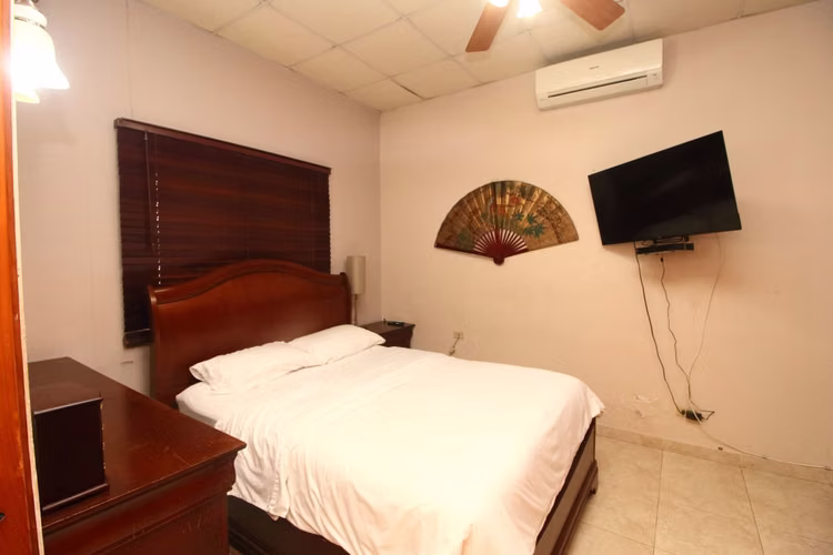 VENTA RÁPIDA Casa Remodelada 550m² en Altos de Bethania 4 Rec + Den + Terraza | $350K Negociable