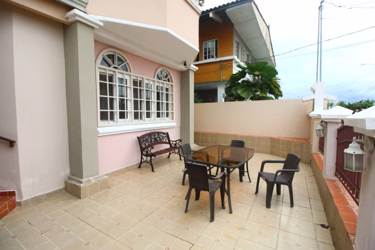 VENTA RÁPIDA Casa Remodelada 550m² en Altos de Bethania 4 Rec + Den + Terraza | $350K Negociable
