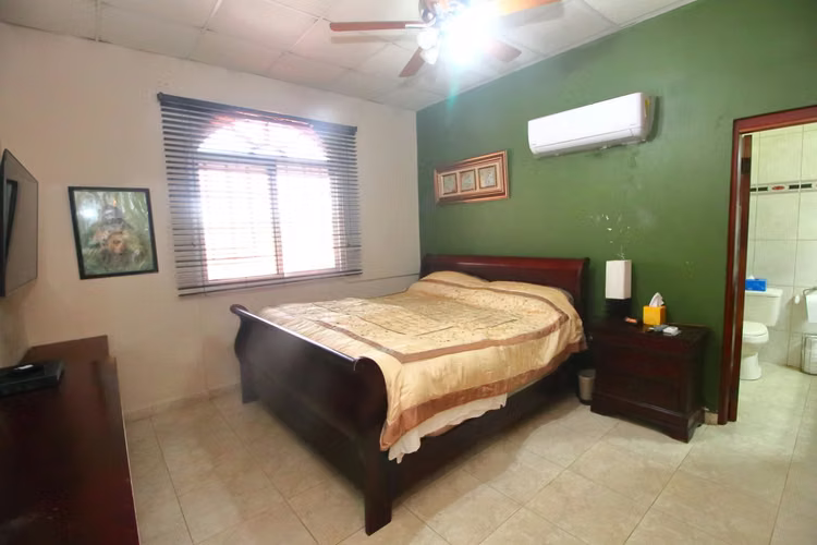 VENTA RÁPIDA Casa Remodelada 550m² en Altos de Bethania 4 Rec + Den + Terraza | $350K Negociable