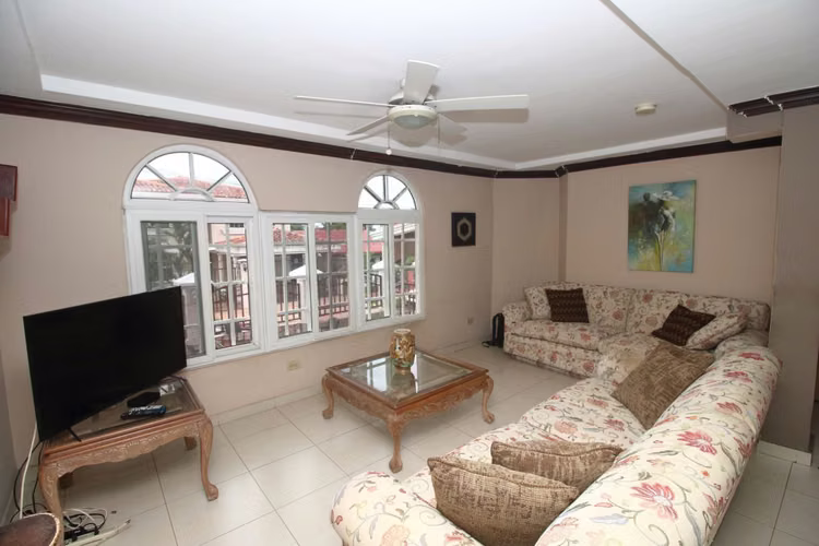 VENTA RÁPIDA Casa Remodelada 550m² en Altos de Bethania 4 Rec + Den + Terraza | $350K Negociable