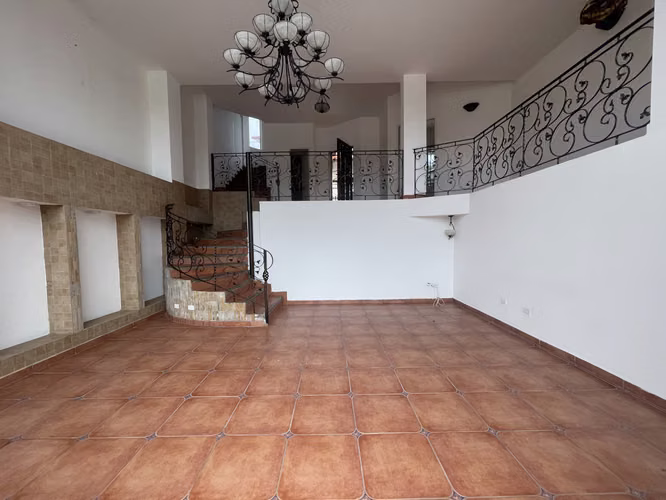 Casa de 470 m² con 4 recámaras en venta y alquiler, Villa de las Fuentes