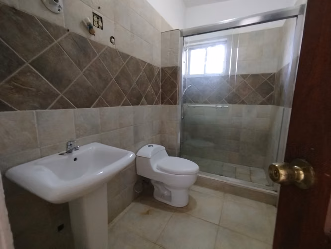Hangar en Venta en Calzada Larga con Oficina y Apartamento – Amplio Espacio, $120,000