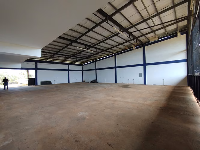 Hangar en Venta en Calzada Larga con Oficina y Apartamento – Amplio Espacio, $120,000