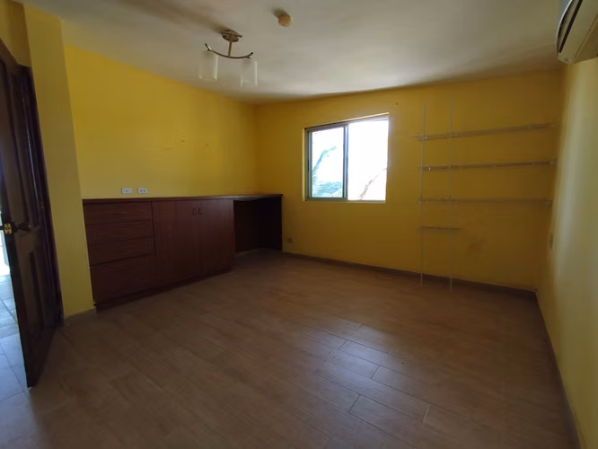 Hangar en Venta en Calzada Larga con Oficina y Apartamento – Amplio Espacio, $120,000