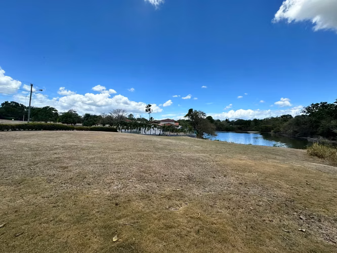 Venta de terreno en Coronado – Club Ecuestre | Vista al lago