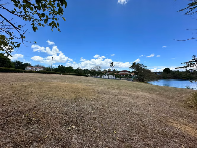 Venta de terreno en Coronado – Club Ecuestre | Vista al lago