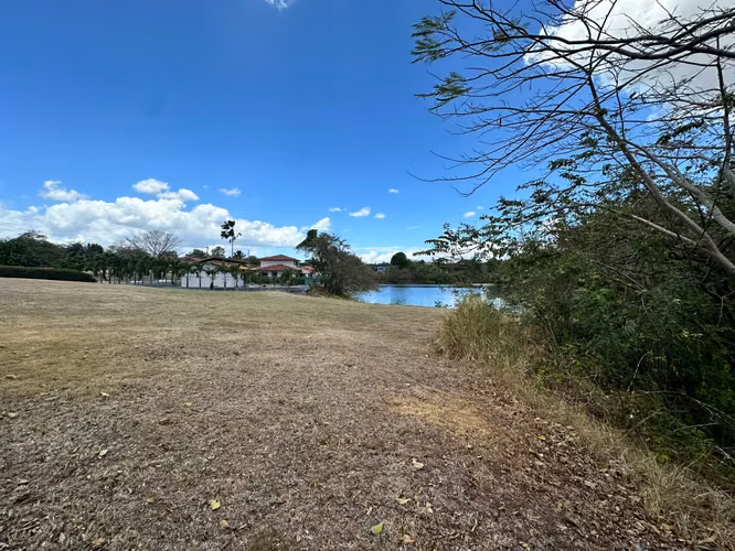 Venta de terreno en Coronado – Club Ecuestre | Vista al lago