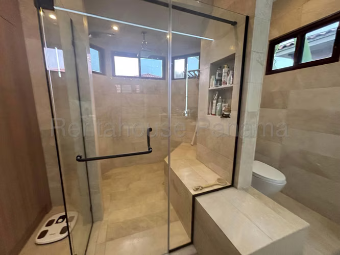Se Alquila Casa en Costa Sur LA26-3783