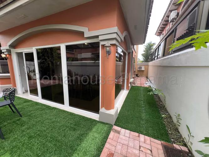 Casa Unifamiliar en Venta totalmente remodelada en Costa Sur 26*1287Mfk