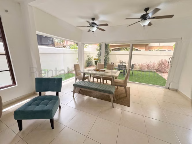 Casa Unifamiliar en Venta totalmente remodelada en Costa Sur 26*1287Mfk