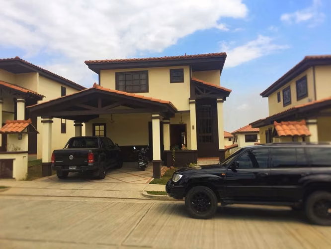 SE VENDE CASA LAS CUMBRES MIRADOR DEL LAGO  3 HABITACIONES PISCINA