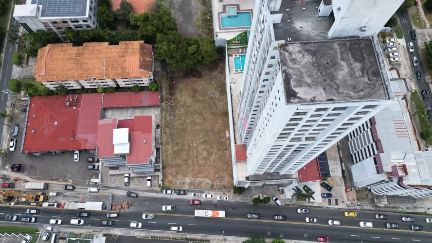 Venta de Terreno en Vía Brasil, 1,674m²