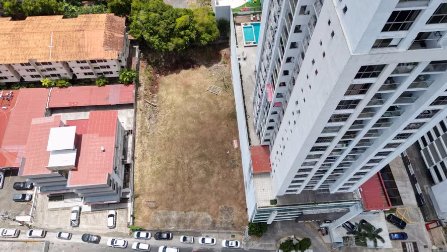 Land for sale on Via Brasil, 1,674m²