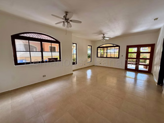 Beautiful House in South Coast El Doral Mts2: 364 PD