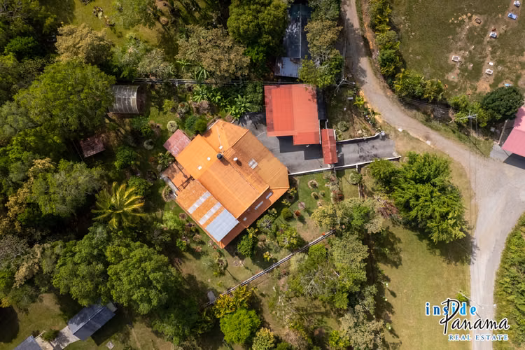 Casa de 3 Recámaras 3.5 Baños con Taller Independiente en Potrerillos Panamá