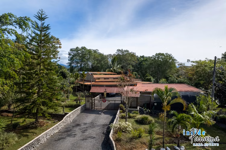 Casa de 3 Recámaras 3.5 Baños con Taller Independiente en Potrerillos Panamá