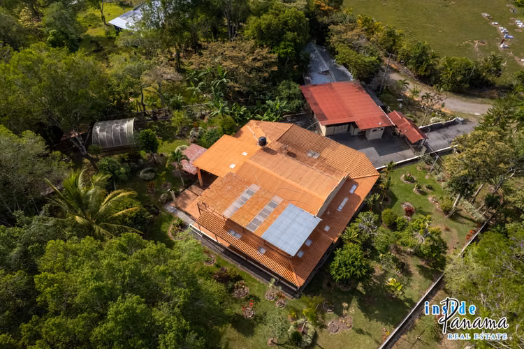 Casa de 3 Recámaras 3.5 Baños con Taller Independiente en Potrerillos Panamá