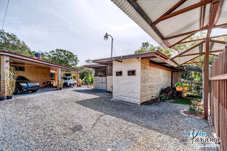 Casa de 3 Recámaras 3.5 Baños con Taller Independiente en Potrerillos Panamá