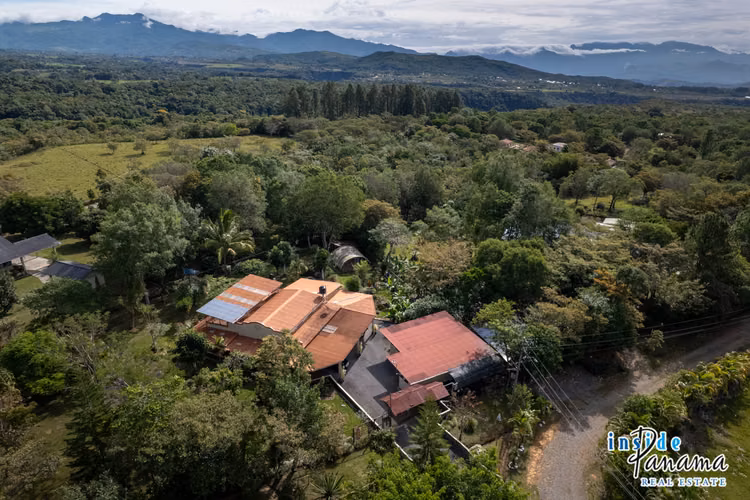 Casa de 3 Recámaras 3.5 Baños con Taller Independiente en Potrerillos Panamá