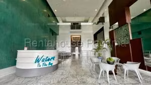 Venta de Apartamento con 122m2 en Avenida Balboa PH Warters On The Bay 26-6827SR