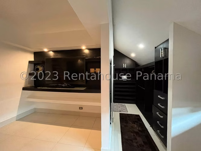 Vendo Amplia casa en Albrook