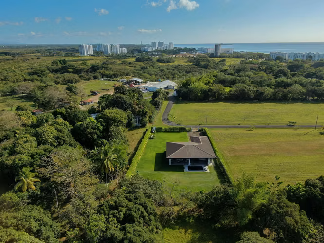 Venta de casa de playa en Río Hato,  playa blanca-Cocle