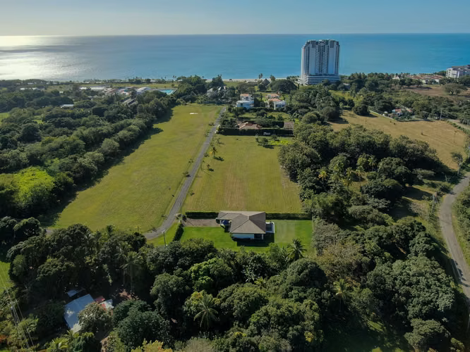 Venta de casa de playa en Río Hato,  playa blanca-Cocle