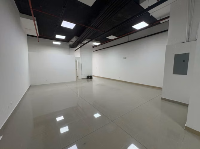 Alquiler de Local Comercial en Vía Porras, Royal Blue Plaza, 91m2