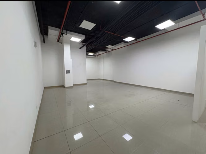 Alquiler de Local Comercial en Vía Porras, Royal Blue Plaza, 91m2