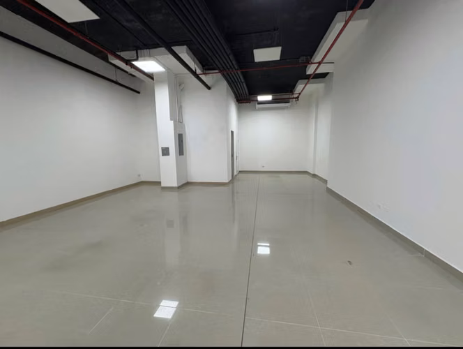 Alquiler de Local Comercial en Vía Porras, Royal Blue Plaza, 91m2