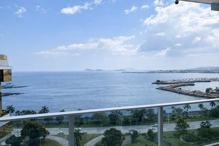 Waters on the Bay | 122 m² | Remodelado y amoblado | Vista al mar | $295,000